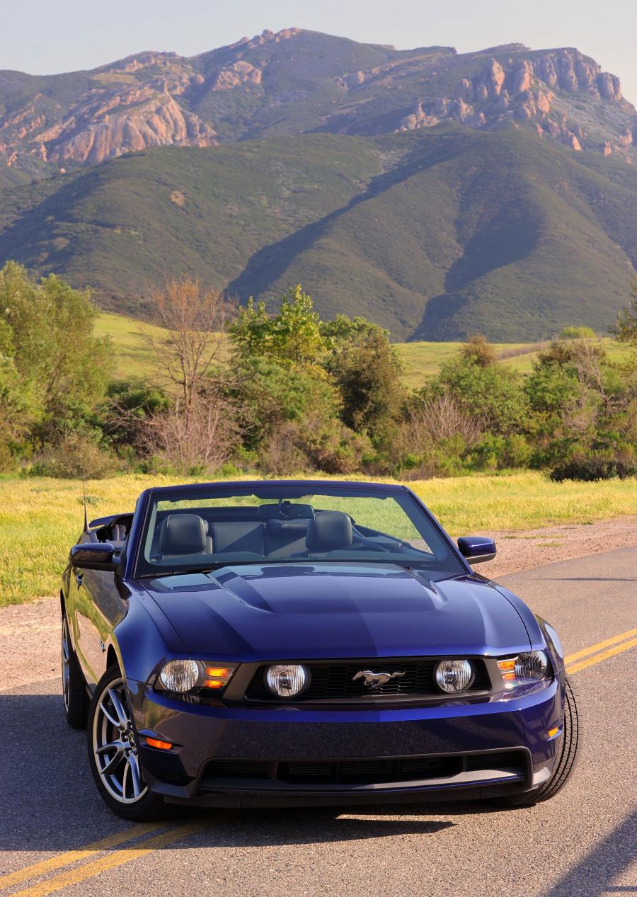  Ford Mustang GT Convertible 2011 года  (фото 43 из 47)